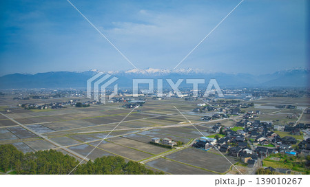 霞のかかった富山県東部下新川海岸周辺の離岸堤や防波堤や防風林などの風景 霞のかかった富山県東部下新川海岸周辺の離岸堤や防波堤や防風林などの風景 139010267
