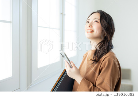 スマホを持つビジネスウーマン 139010382