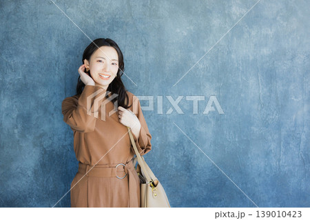 笑顔の若い女性 笑顔の若い女性 139010423