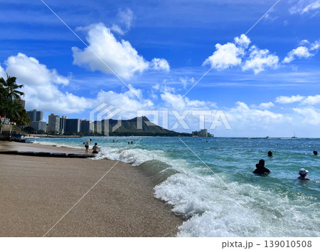 ハワイ ワイキキビーチの波打ち際とダイヤモンドヘッドの絶景 ハワイ ワイキキビーチの波打ち際とダイヤモンドヘッドの絶景 139010508