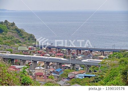 東海道新幹線 小田原-熱海 JR東海/西日本 N700A系 のぞみ ひかり こだま 離合 東海道新幹線 小田原-熱海 JR東海/西日本 N700A系 のぞみ ひかり こだま 離合 139010576