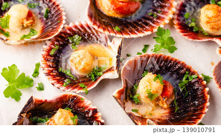 Cooked scallops with parsley Cooked scallops with parsley 139010791