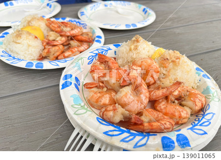 ハワイ・ノースショア名物 ガーリックシュリンプのプレートランチ ハワイ・ノースショア名物 ガーリックシュリンプのプレートランチ 139011065