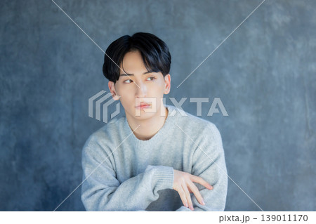 ニットの若い男性 139011170