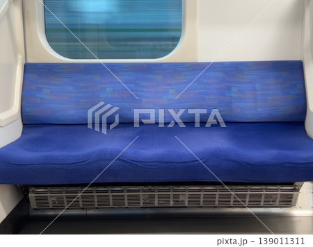 正面から見た電車のシート(座席) 正面から見た電車のシート(座席) 139011311