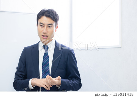 プレゼンをする男性 139011419