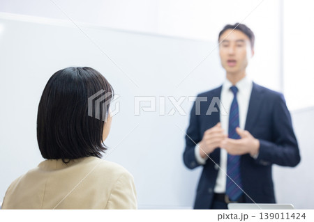 プレゼンをする男性 139011424