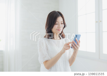 スマホを見る女性 　 139011535