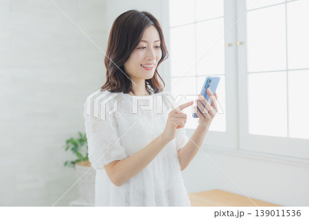 スマホを見る女性 　 139011536