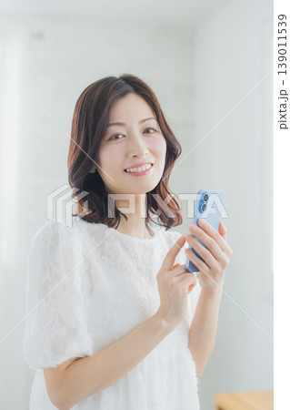 スマホを見る女性 　 139011539