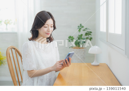 スマホを見る女性 　 139011540