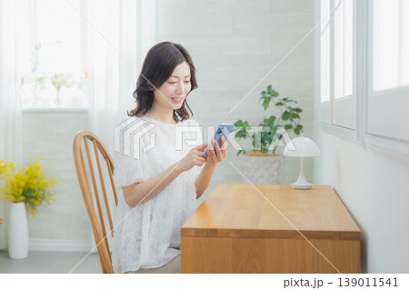 スマホを見る女性 　 139011541