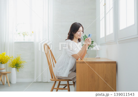 スマホを見る女性 　 139011543