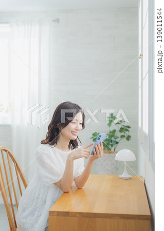 スマホを見る女性 スマホを見る女性 139011544