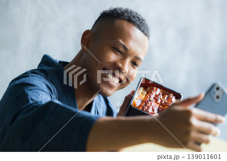 浴衣を着た外国人男性　　 　 139011601