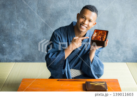 浴衣を着た外国人男性　　 　 139011603