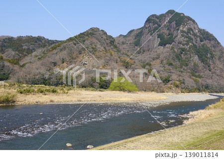 狩野川と城山 3月の様子 静岡県 伊豆の国市 大仁 狩野川と城山 3月の様子 静岡県 伊豆の国市 大仁 139011814