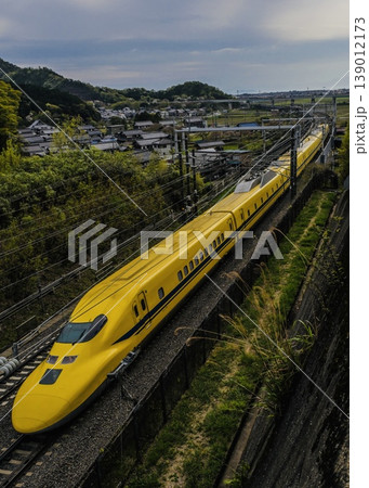 ドクターイエローのぞみ検測 米原市を通過中 画面いっぱい ドクターイエローのぞみ検測 米原市を通過中 画面いっぱい 139012173