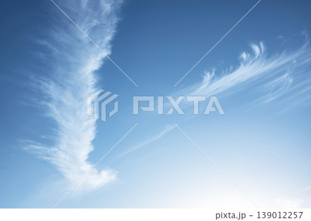 春の青空と雲 139012257