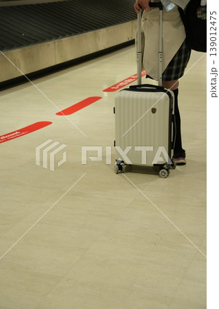 空港でスーツケースを持つ女性 空港でスーツケースを持つ女性 139012475