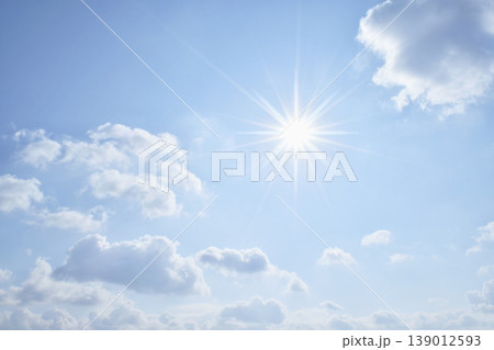 青空と太陽 直射日光 フリースペースイメージ 青空と太陽 直射日光 フリースペースイメージ 139012593