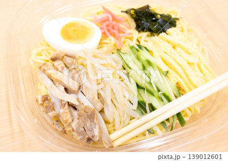 おいしいコンビニ食品の冷やし中華 おいしいコンビニ食品の冷やし中華 139012601