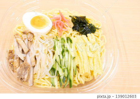 おいしいコンビニ食品の冷やし中華 おいしいコンビニ食品の冷やし中華 139012603