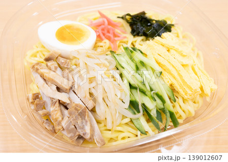 おいしいコンビニ食品の冷やし中華 おいしいコンビニ食品の冷やし中華 139012607
