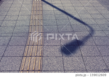 点字ブロックのある歩道と街路灯の影 139012609
