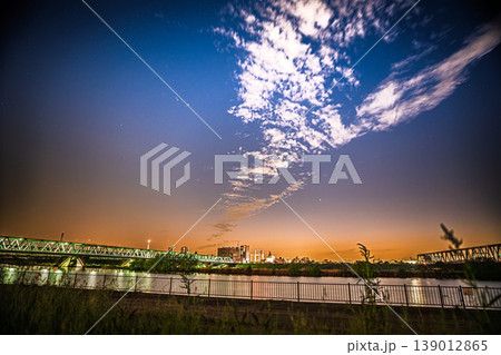 千葉国府台江戸川河川敷から見た夜景 千葉国府台江戸川河川敷から見た夜景 139012865