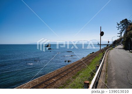 青空の下に広がる雨晴海岸の絶景と海沿いを走る氷見線の線路 青空の下に広がる雨晴海岸の絶景と海沿いを走る氷見線の線路 139013010
