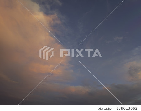 夕焼け空に浮かぶ雲 139013662