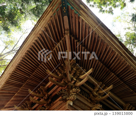 神社の屋根を支える伝統の木組み 139013800