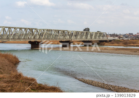 手取川に架かる鉄道橋と穏やかな流れ 日本の交通インフラと地方風景（IRいしかわ鉄道 手取川橋梁） 139013829