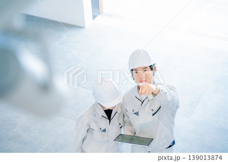 調査を行う作業着の男女 調査を行う作業着の男女 139013874