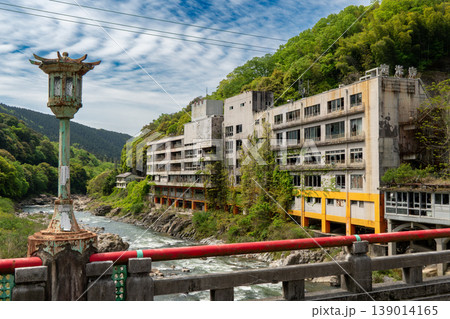 定光寺に残る廃墟建築と静かな山間の風景 139014165