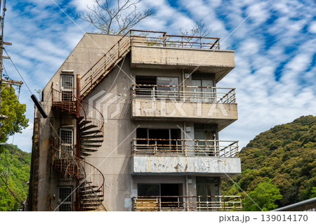 定光寺に残る廃墟建築と静かな山間の風景 定光寺に残る廃墟建築と静かな山間の風景 139014170