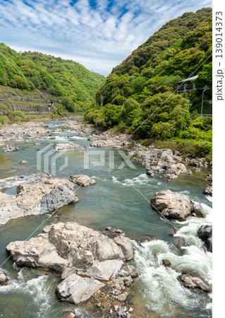新緑に包まれた定光寺駅を川越しに望む風景 新緑に包まれた定光寺駅を川越しに望む風景 139014373