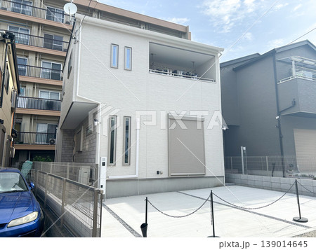 白を基調としたモダンなデザインの新築戸建て住宅（陸屋根) 139014645