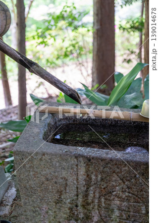 玉野御嶽神社の手水舎と新緑が彩る静かな風景 139014678