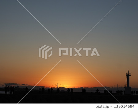 夕暮れの空と川のある風景 夕暮れの空と川のある風景 139014694