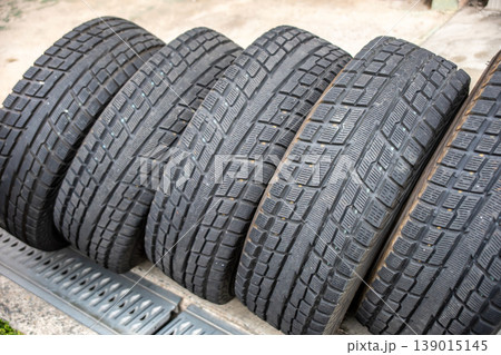 取り外した四輪駆動車のスタッドレスタイヤ 139015145