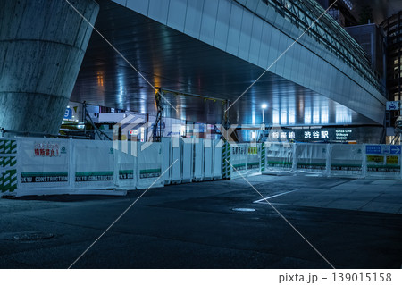 夜の渋谷　銀座線渋谷駅と工事現場 139015158