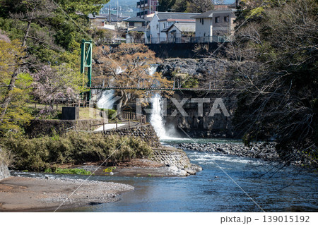 静岡県裾野市の五竜の滝(中央公園)にある三条の滝 静岡県裾野市の五竜の滝(中央公園)にある三条の滝 139015192