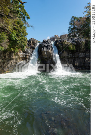 静岡県裾野市の五竜の滝(中央公園)にある三条の滝 静岡県裾野市の五竜の滝(中央公園)にある三条の滝 139015198