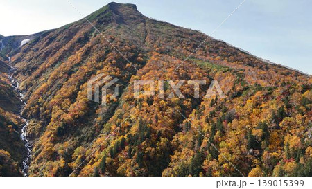 【空撮】大雪山系黒岳の力強い山容!山頂へ続く深い渓谷と紅葉に染まるダイナミックな山肌 【空撮】大雪山系黒岳の力強い山容!山頂へ続く深い渓谷と紅葉に染まるダイナミックな山肌 139015399