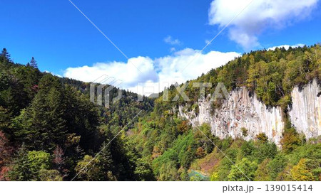 【空撮】層雲峡の壮大なV字谷と柱状節理が織りなす大パノラマ絶景（北海道） 139015414