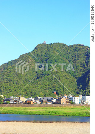 岐阜県岐阜市、長良川と金華山の風景 139015640