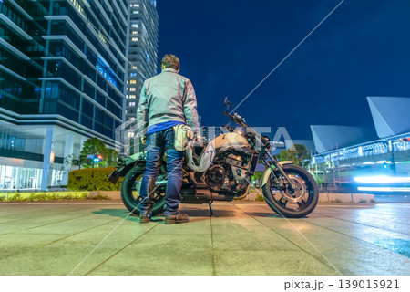 横浜みなとみらいでバイクと立つ男性ライダー 横浜みなとみらいでバイクと立つ男性ライダー 139015921