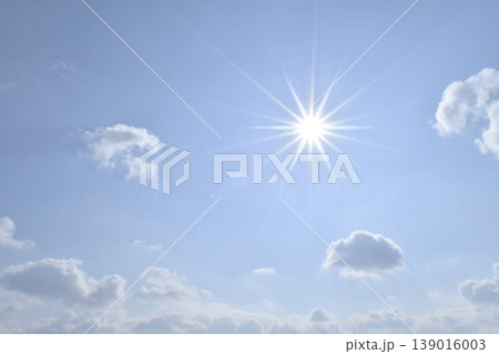 青空と太陽 直射日光 フリースペースイメージ 青空と太陽 直射日光 フリースペースイメージ 139016003